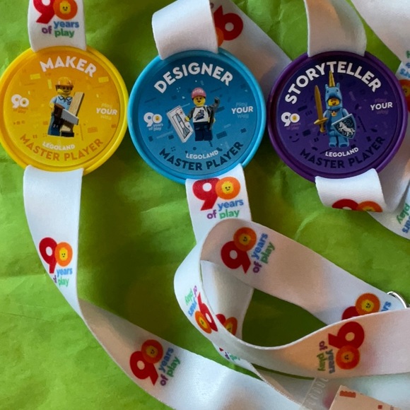 🔵🟡🟣 LEGO LE LANYARD WITH COLLECTABLE POPS 🟣🟡🔵 - Picture 5 of 16